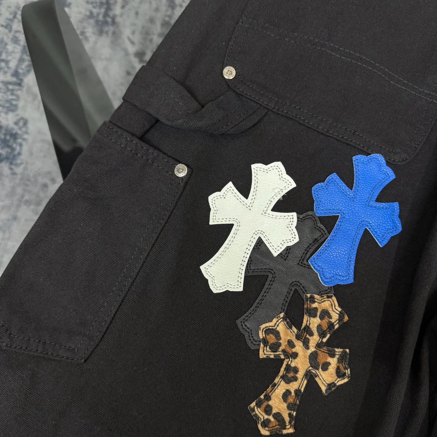 P280 ChromeHearts & ChromeHearts Patent Leather Spliced Blue White Leopard Print Cross Spliced Leather Straight Jeans Ceiling-Level Jeans Hard to Find at the Counter About Zangyin This is an extremely luxurious fashion brand that can also be called the aristocrat of the high street. It has always been an exclusive brand for some hipsters or the rich second generation. Compared with ordinary high streets, it is more luxurious and noble. Compared with luxury brands, it is more fashionable and individual. Top heavy industry fashion design has always been created in the high street luxury style. Speaking of this style, the Zangyin family and the GU family are definitely the leading representative brands. Especially the Zangyin family's creation of high-street style has really reached a state-of-the-art effect. The use of unique washed materials to create this style is already quite eye-catching. It is embellished with pink patchwork cross flowers, which cleverly highlights the brand's charm. Secondly, this style adopts a classic high-waist cut design, which highlights the long legs and fashionable temperament of the upper body. The brand is highly recognizable and the slim fit configuration is more suitable for daily wear. The personality will be fashionable and the specifications can be clearly interpreted. Needless to say, materials and craftsmanship. As an excellent craftsman brand, Zangyin’s requirements for details and craftsmanship are really perfect. The washed color of this model alone has gone through a lot of processes, not to mention the embellishment of denim appliqués. It is also purely handmade and sewn. Just like what they believe in, only handmade things have a soul. Only then does it have the meaning of dressing. A top-notch heavy-duty fashionable denim item. Size: 28/30/32/34/36 Waist: 69/74/79/84/89 Sitting: 97/102/107/112/117 Pants length: 102/104/106/108/110